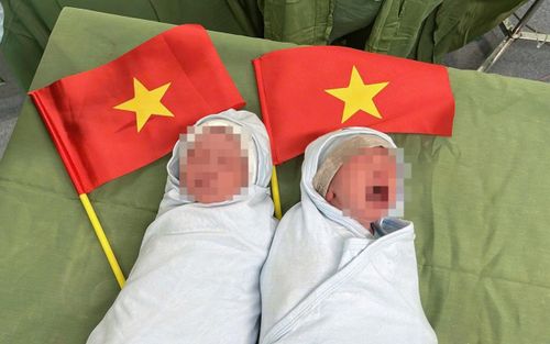 Cặp sinh đôi Nghệ An chào đời đúng dịp 30/4, bố mẹ đặt 2 cái tên cực đặc biệt