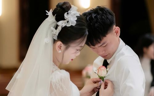 Hồ Văn Cường thông báo kết hôn