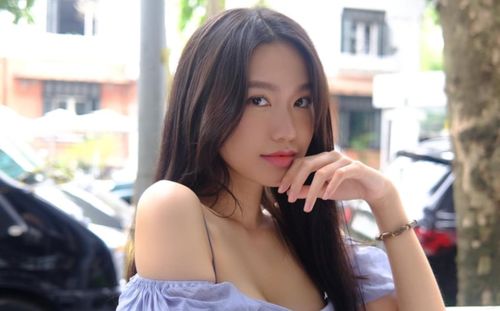 Vợ Đoàn Văn Hậu khoe vẻ gợi cảm ở tiệc sinh nhật con trai