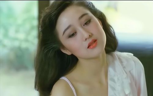Mỹ nhân gợi cảm nắm trong tay 7000 tỷ, đột ngột biến mất khỏi showbiz đầy bí ẩn