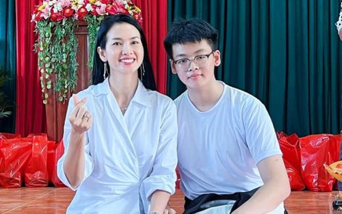Siêu mẫu Anh Thư hiếm hoi khoe con trai 18 tuổi, diện mạo gây chú ý