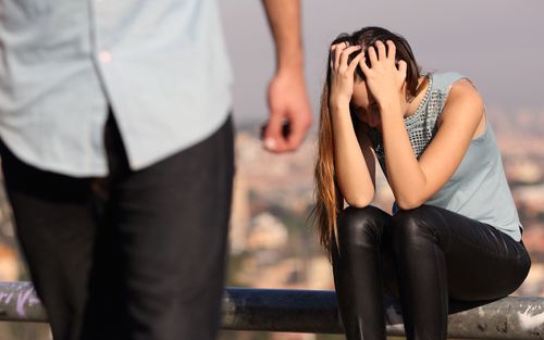 Bạn trai làm lương 10 triệu, cô gái bị bố mẹ ép chia tay