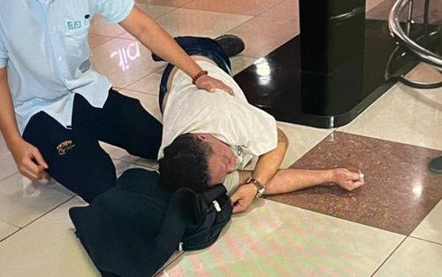 Cô gái hô hấp nhân tạo 30 phút cứu sống người đàn ông ngừng tim tại sân bay