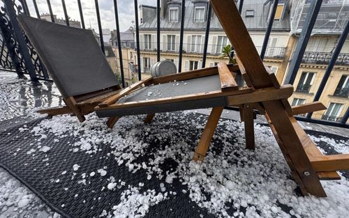 Bão lớn càn quét Paris (Pháp), tàu điện ngầm và đường phố ngập trong mưa đá