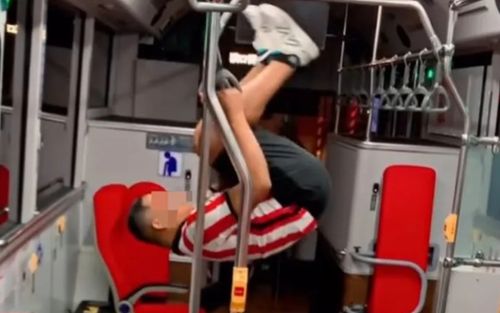 Người đàn ông biến xe buýt thành phòng gym, hành khách được phen hoảng hồn