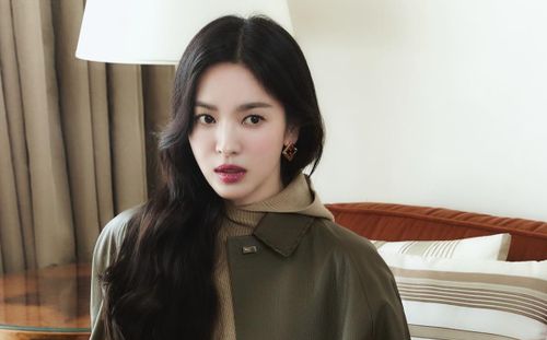Song Hye Kyo bất ngờ bật khóc tại Baeksang 2025