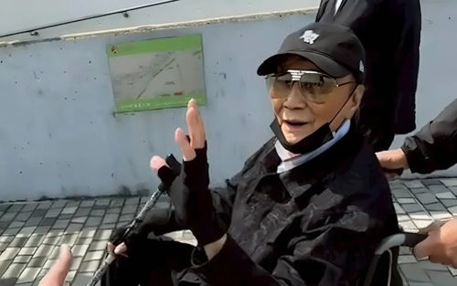 Chia tay tình trẻ kém 49 tuổi, nam diễn viên nổi tiếng ngồi xe lăn, tuổi già sống cô độc