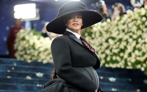 Rihanna công khai mang thai lần ba tại Met Gala 2025