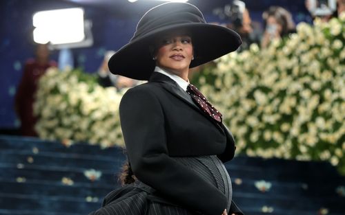 Rihanna 'công khai' mang thai lần ba tại Met Gala 2025
