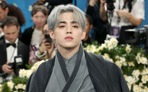 S.Coups (SEVENTEEN) tại Met Gala 2025, nhan sắc sáng bừng qua ống kính 'hung thần' Getty Images