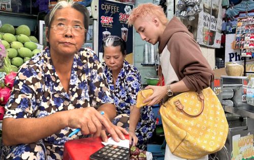 Chủ sạp bán trái cây ở chợ Bến Thành cho Sơn Tùng: 'Đẹp trai, dễ thương, không trả giá'