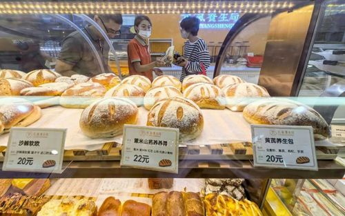 Giới trẻ Trung Quốc đổ xô đến bệnh viện để mua bánh mì