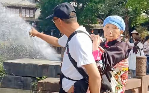 Người đàn ông cõng mẹ 88 tuổi trên lưng đi du lịch, cộng đồng mạng rơi nước mắt