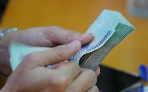 Người dân tại một chung cư ở Hà Nội nhặt được tiền từ 'trên trời rơi xuống'