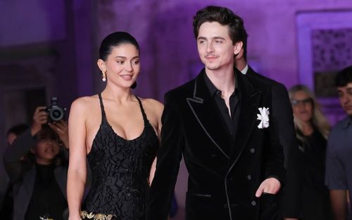 Bạn trai khiến Kylie Jenner 'quê xệ' ngay trên sóng