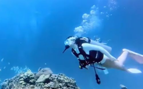 Cô gái lặn xuống biển tìm đồ bị mất thì gặp sự cố đau lòng
