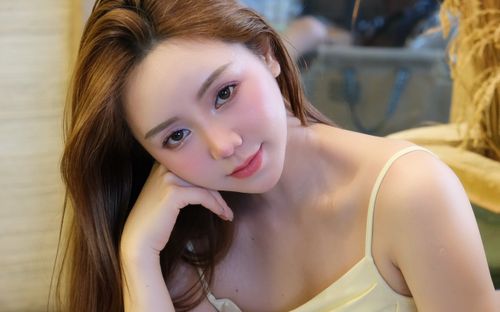 Quỳnh Kool diện áo nhỏ xíu, phô trọn vóc dáng căng tràn