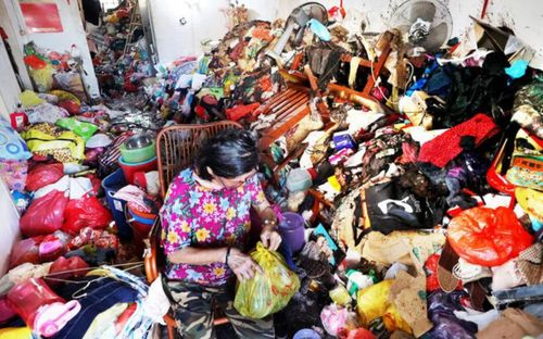 Người phụ nữ sống trong căn nhà rác, hàng xóm bức xúc vì mùi hôi và mất vệ sinh