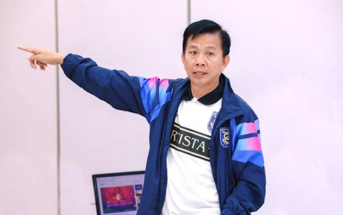 Khi HLV Kim Sang Sik bị HLV Hoàng Anh Tuấn 'chê'