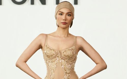 Lan Khuê diện đầm hở bạo làm vedette, vóc dáng 'mẹ một con' trở thành tâm điểm