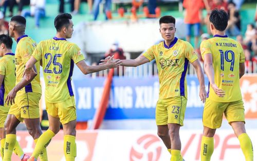 Trò cưng của HLV Troussier tiễn Bình Định xuống hạng