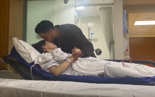 Nữ ca sĩ hàng đầu showbiz công khai hình ảnh phẫu thuật ung thư vú, bạn trai túc trực chăm sóc