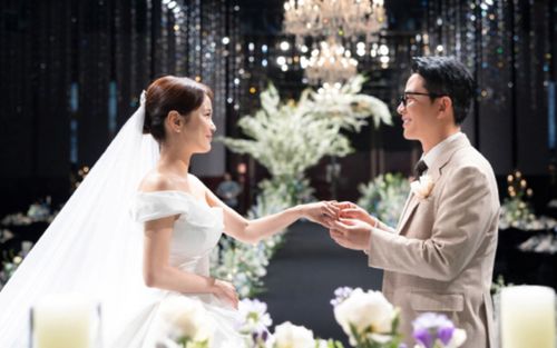 Cặp đôi nổi tiếng showbiz vừa chi hơn 2 tỷ làm đám cưới, cô dâu dặn gom hoa về sau hôn lễ