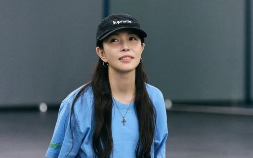 Nữ ca sĩ đình đám bị hoại tử xương cấp tính