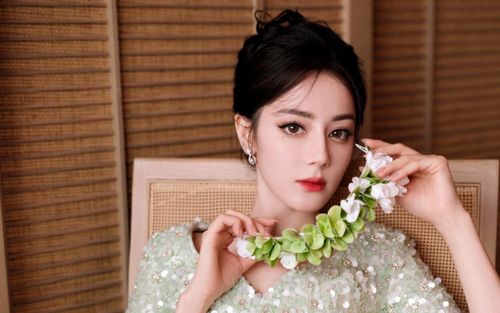Chiêu trò gây tranh cãi của Địch Lệ Nhiệt Ba