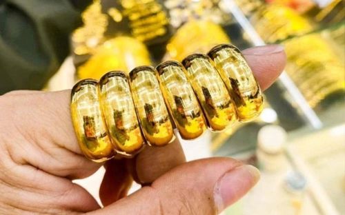 Giá vàng hôm nay (31/7): Giá vàng nhẫn tiếp tục leo thang, người mua dè chừng