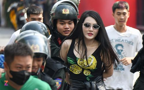 Ảnh đời thường xinh đẹp của chiến sĩ cảnh sát vào vai 'nữ quái hồ Gươm' đang gây sốt mạng xã hội