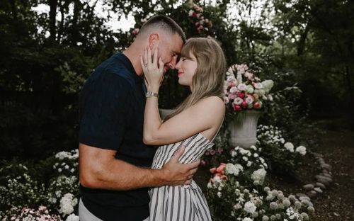Bạn trai Taylor Swift từng 'bóng gió' chuyện làm đám cưới trước khi đính hôn?