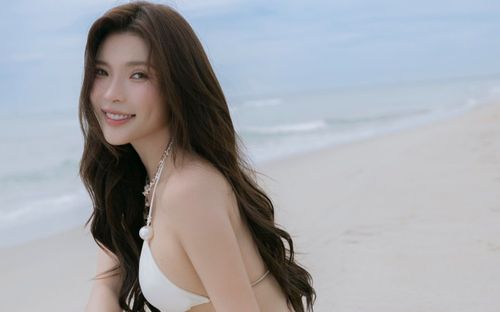 Thúy Diễm gây sốt với loạt ảnh diện áo tắm bé xíu đầy gợi cảm