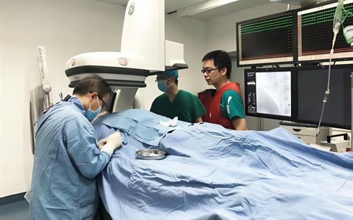 Người đàn ông đột tử sau bữa trưa vì 1 thói quen nguy hiểm khi ăn no