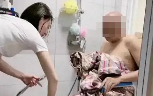 Nghỉ việc chăm sóc cha mắc ung thư suốt 1 năm, con gái 48 tuổi nhận lại đúng hai chữ gây đau lòng