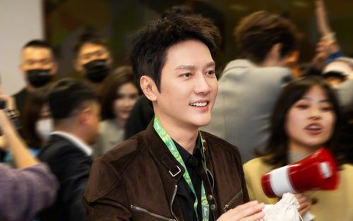 Phùng Thiệu Phong được bắt gặp hẹn hò với bạn gái mới, nhan sắc 'nửa kia' gây chú ý