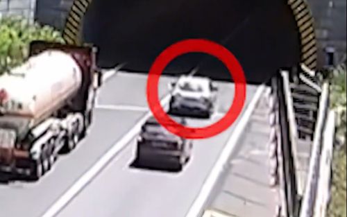 Clip: Nghẹt thở khoảnh khắc tài xế cứu xe taxi bất tỉnh do say nắng giữa đường, hành động quyết đoán kịp thời!