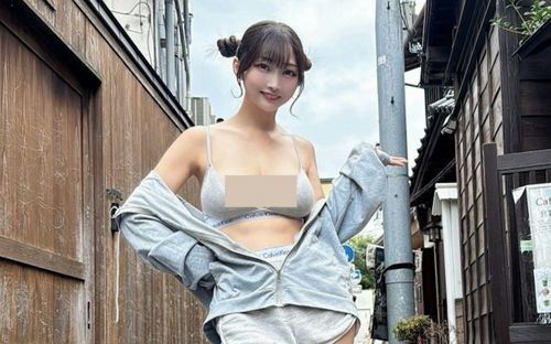 Nữ ca sĩ bị chỉ trích ăn mặc phản cảm tại địa điểm du lịch
