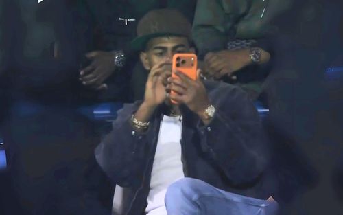 Chiếc iPhone 17 Pro Max của Lamine Yamal có gì đặc biệt?