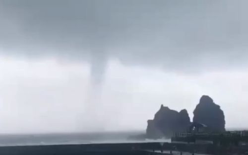 Vòi rồng khổng lồ bất ngờ xuất hiện ngoài khơi khiến người dân hoảng sợ