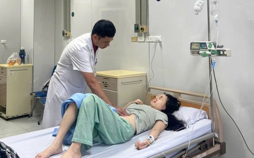 Cô gái 29 tuổi nhập viện trong tình trạng nguy kịch sau khi thường xuyên xem điện thoại