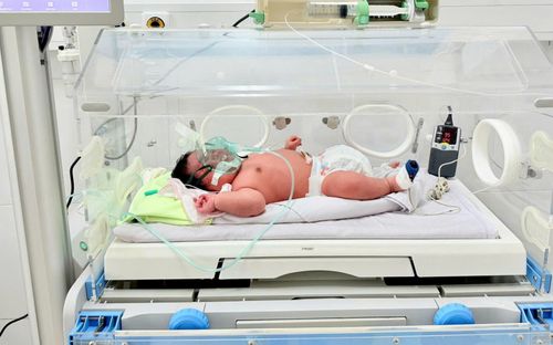 Bé trai nặng 6,2kg chào đời