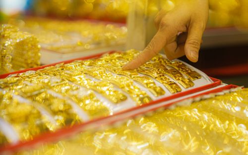 Tin tài chính hôm nay 1/1: Vàng và bạc đồng loạt điều chỉnh, USD chững lại