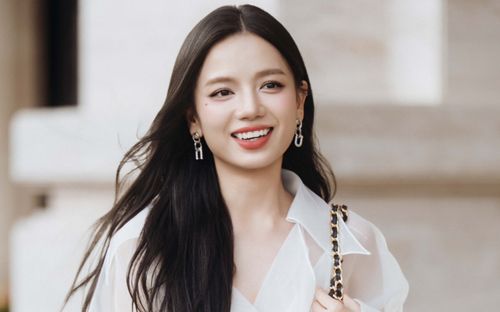 Cận nhan sắc của nữ chính phim Mưa Đỏ qua cam thường