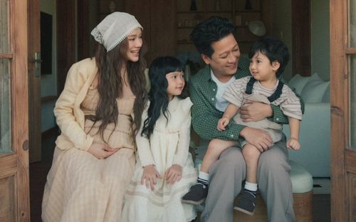 Nhã Phương khoe bụng bầu vượt mặt trong bộ ảnh gia đình đẹp nao lòng