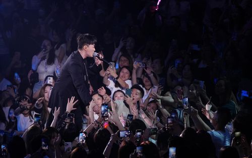 Đêm diễn lớn của nam ca sĩ hàng đầu showbiz bị hủy vô thời hạn