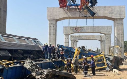 Cần cẩu sập đè lên đoàn tàu lửa đang chạy khiến 31 người thiệt mạng