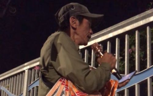 Người đàn ông khuyết tật hát rong trên phố, giọng hát hút gần 2 triệu lượt xem