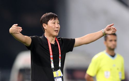 HLV Kim Sang Sik cao tay giấu nỗi lo về Đình Bắc