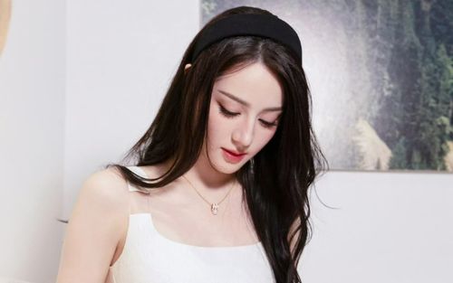 Sắc vóc gợi cảm của Địch Lệ Nhiệt Ba gây sốt